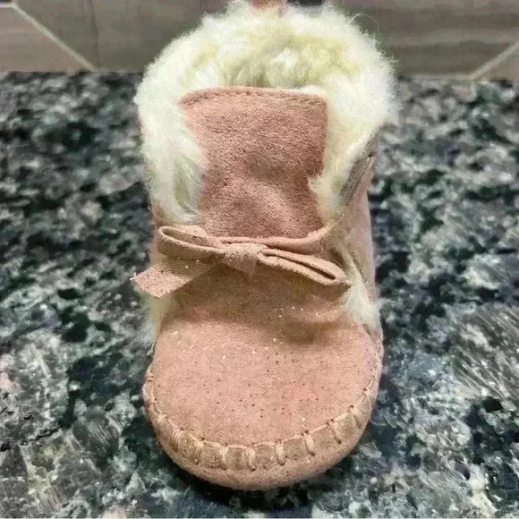 Baby boots Old Navy Faux-Suede Shimmer Faux-Fur Lined Booties for Baby size 2.5 - Picture 7 of 10